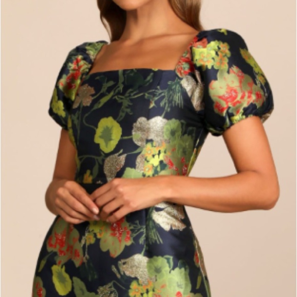 So stunning Lulus Navy Blue Floral Jacquard Puff Sleeve Mini Dress. Back zip.